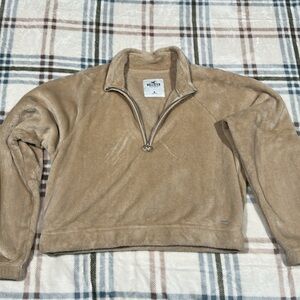 Women’s Hollister fleece crop sweater. Size medium. In great condition.